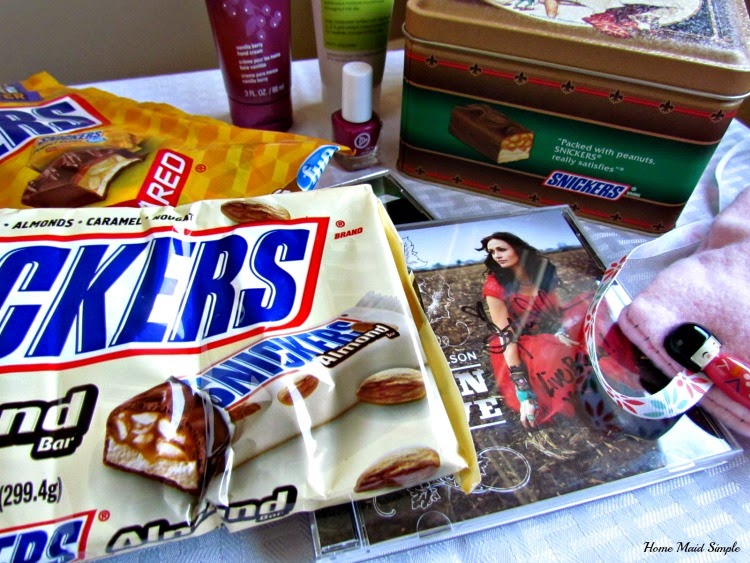 These are a few of my favorite things. Mom's Break tin with SNICKERS® #WhenImHungry #Ad