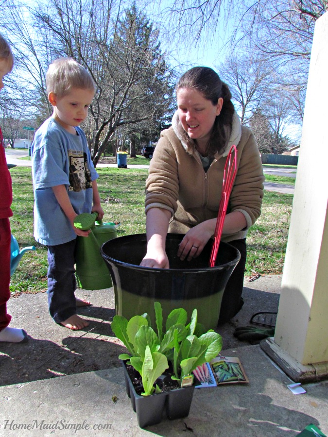 Help kids plant a veggie garden #LoveYourLawn #ad